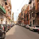 La strada parte dalla cosiddetta zona del �bar dello studente�, per incunearsi in quella parte del rione Libert� che affianca il mare pur �senza toccarlo� a causa della presenza del porto. Da piazzetta Padre de Pergola fino a via Ravanas, la strada � caratterizzata dalle tipiche basse palazzine variopinte di inizio Novecento